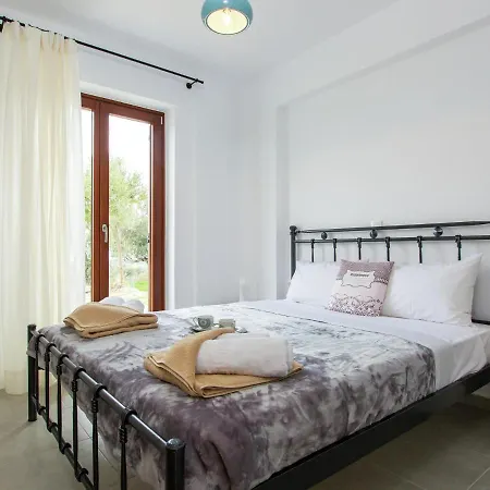 Вилла Boutique In Arkadi With Pool And Deck Chairs