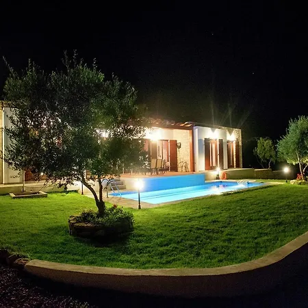 Boutique In Arkadi With Pool And Deck Chairs Вилла Kirianna